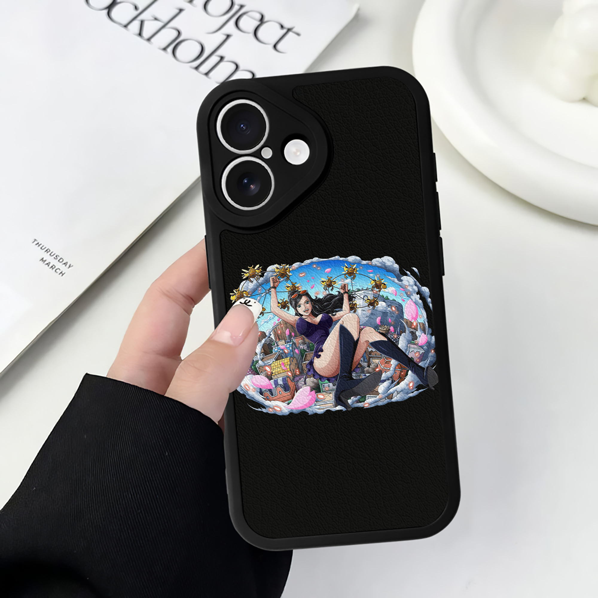 （画像用） ワンピース ニコ・ロビン ONE PIECE Nico Robin 【iPhone 16シリーズ対応】シリコンスマホケース（レザー調） 材質：シリコン